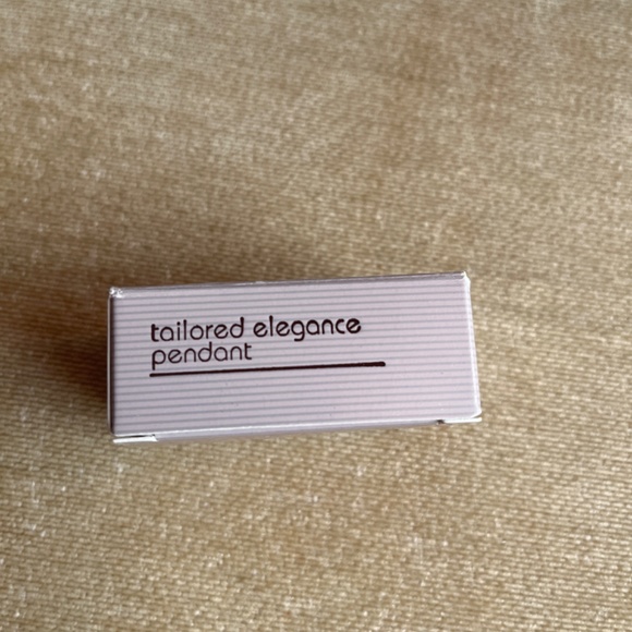 VINTAGE (1990) AVON TAILORED ELEGANCE PENDANT - Picture 2 of 3